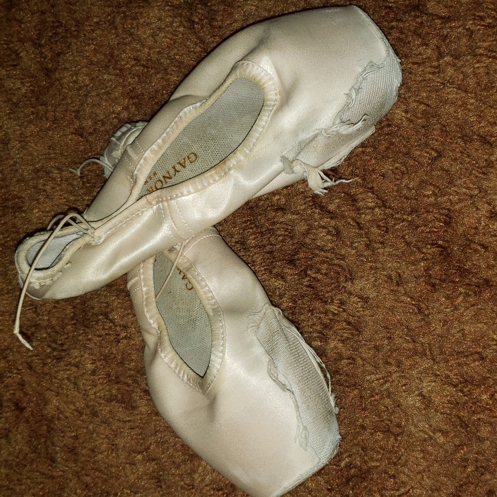 Used pointe shoes